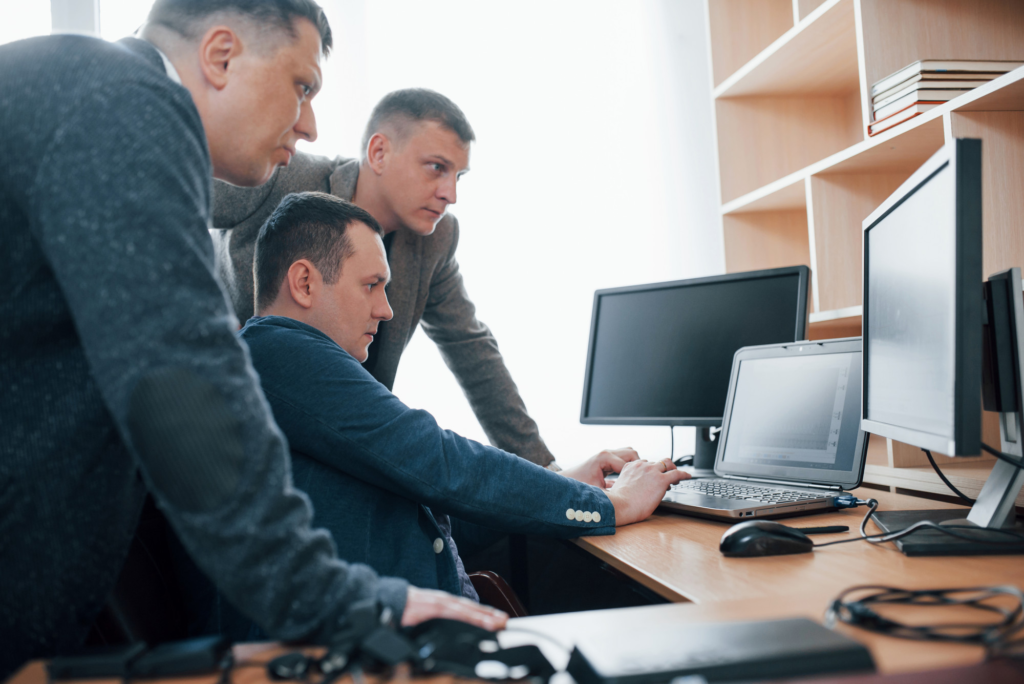 Equipo de tecnología trabajando frente a un computador
